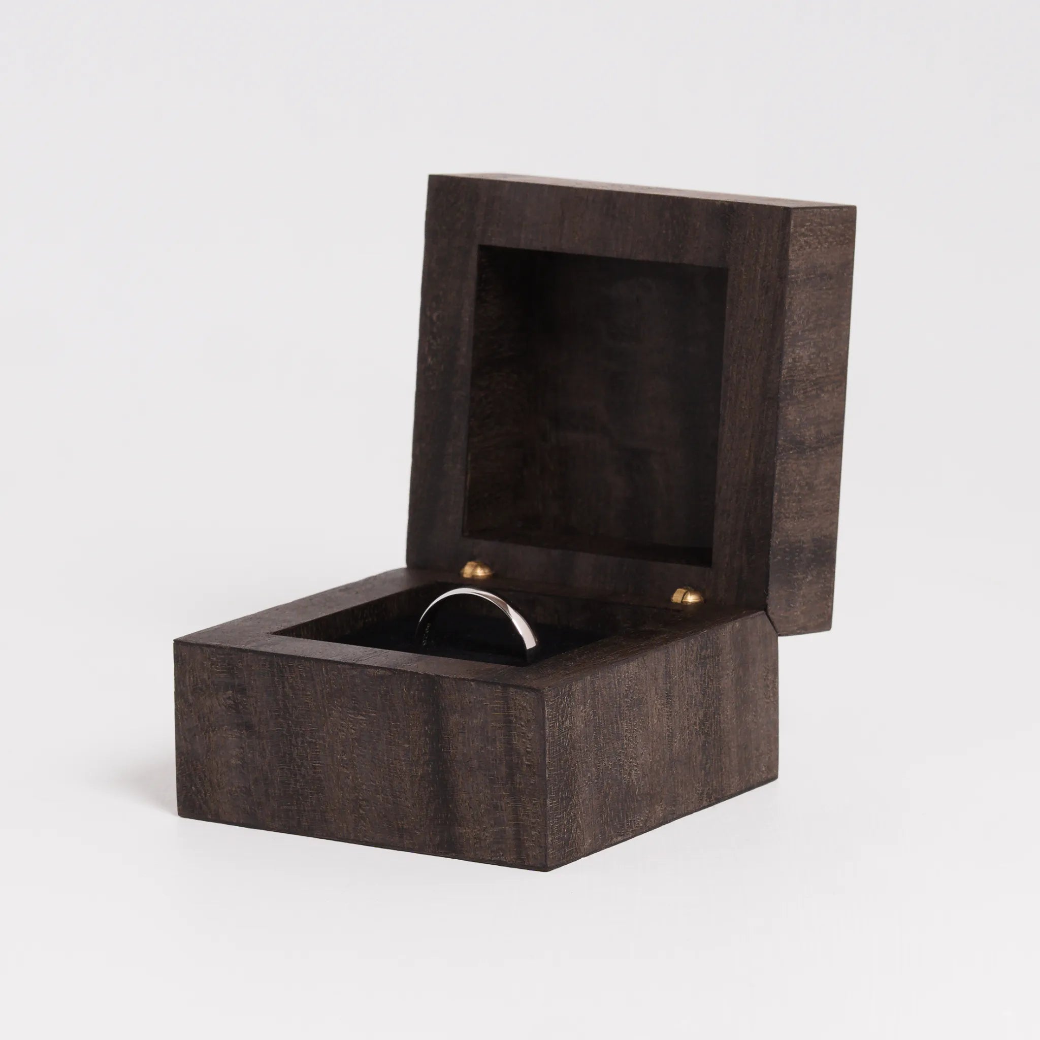 Dyed Eucalyptus Ring Box (No. 003)