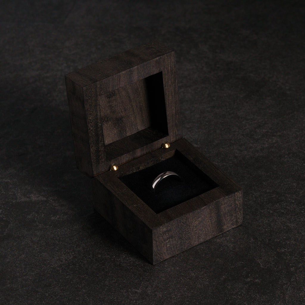 Dyed Eucalyptus Ring Box (No. 003)