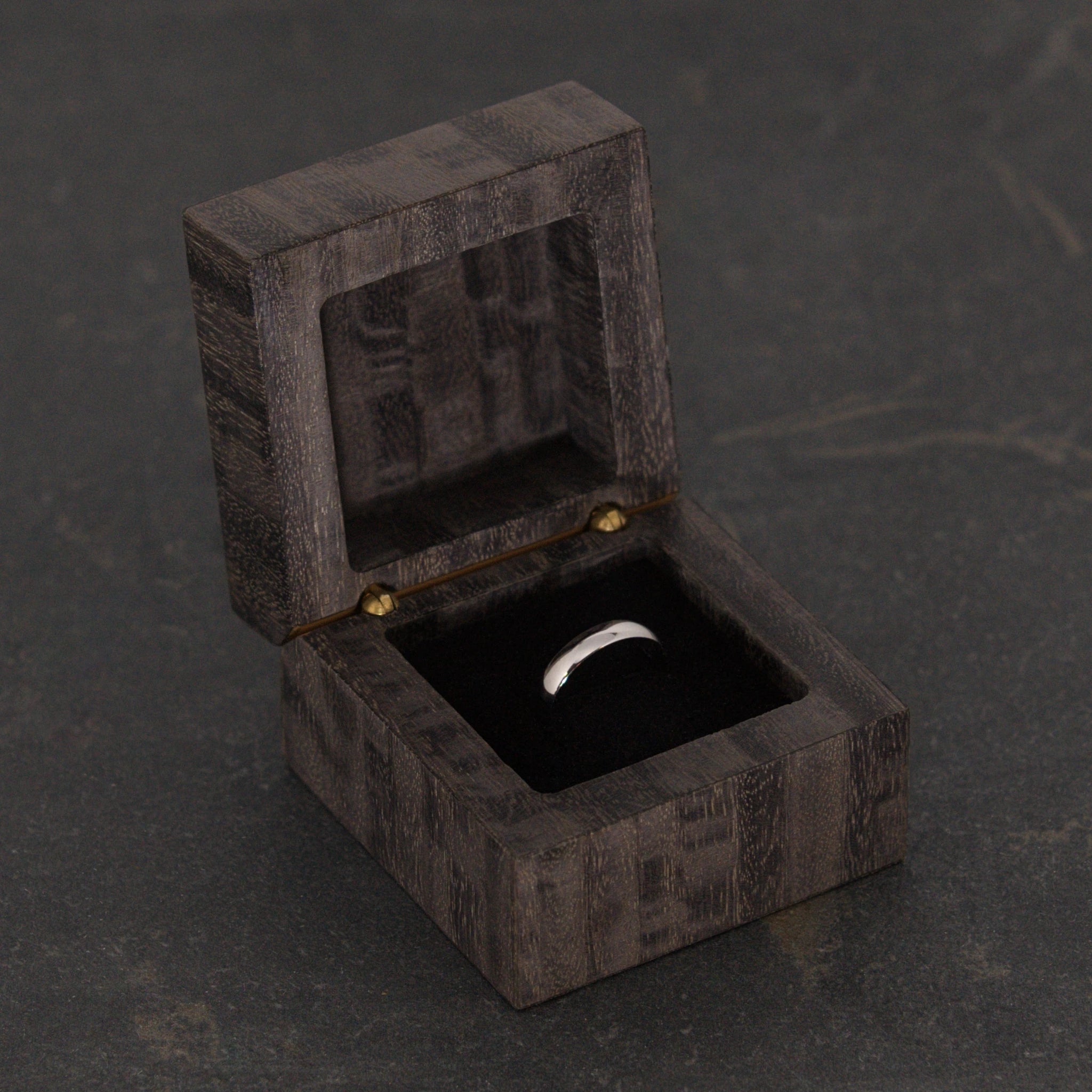 Dyed Eucalyptus Ring Box (No. 008)